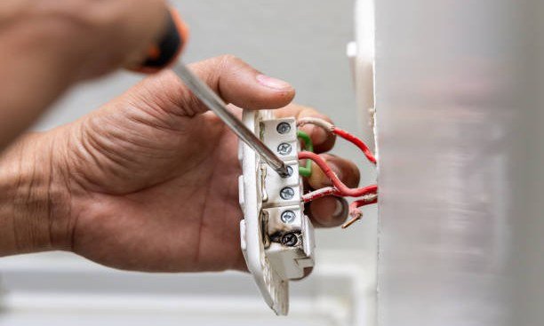 Électricien en intervention sur un interrupteur