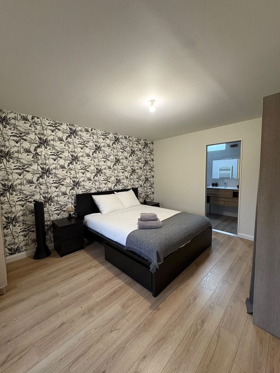 Chambre lumineuse avec papier peint à motifs