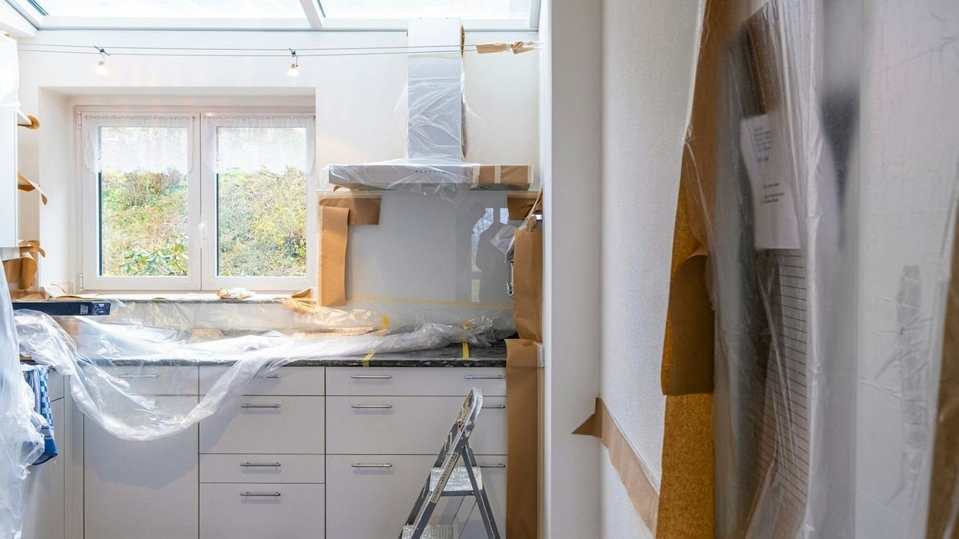 Cuisine en cours de rénovation, protégée par des bâches
